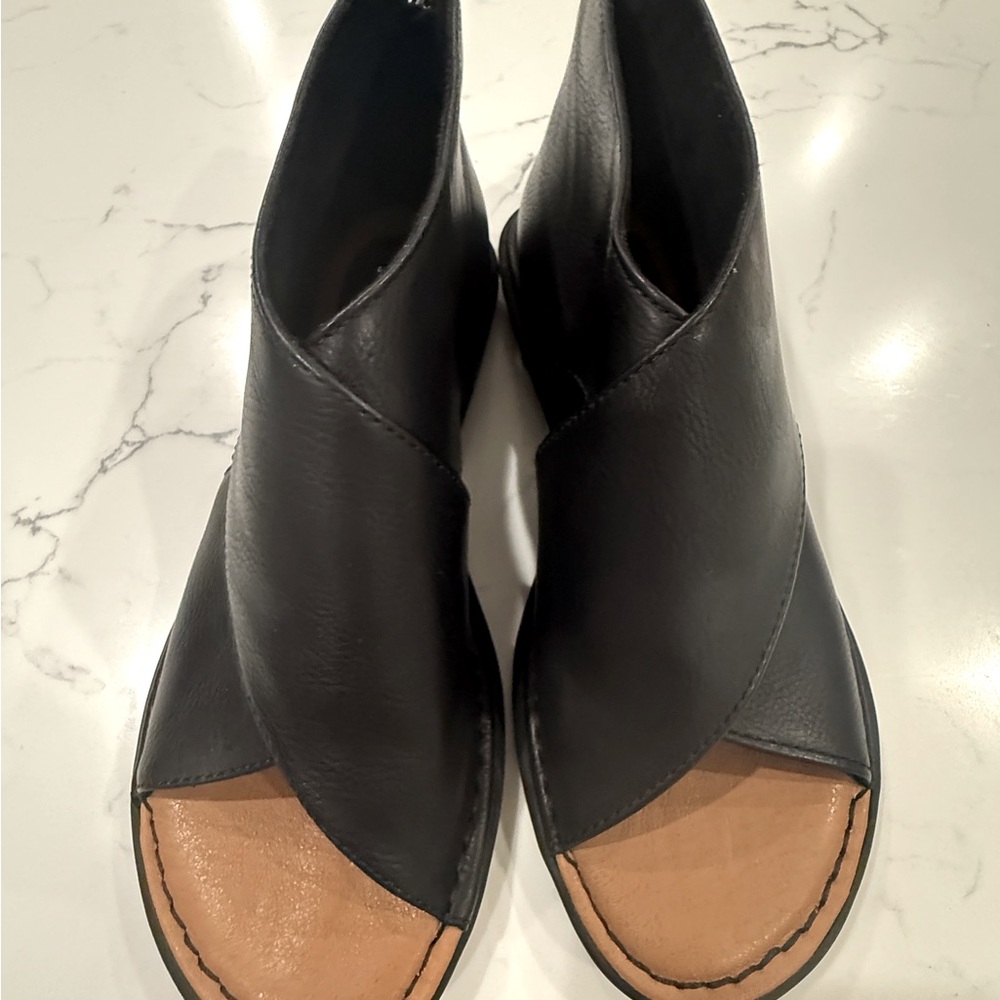 b.o.c. Black Open-Toe Crossover Sandals